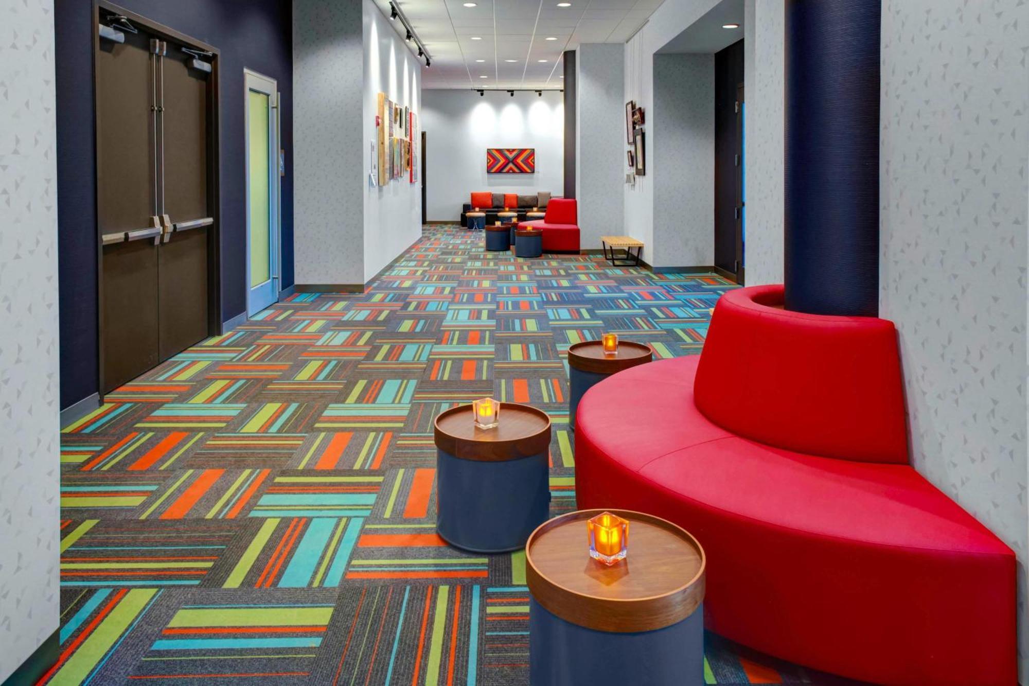 Отель Aloft Уичита Экстерьер фото