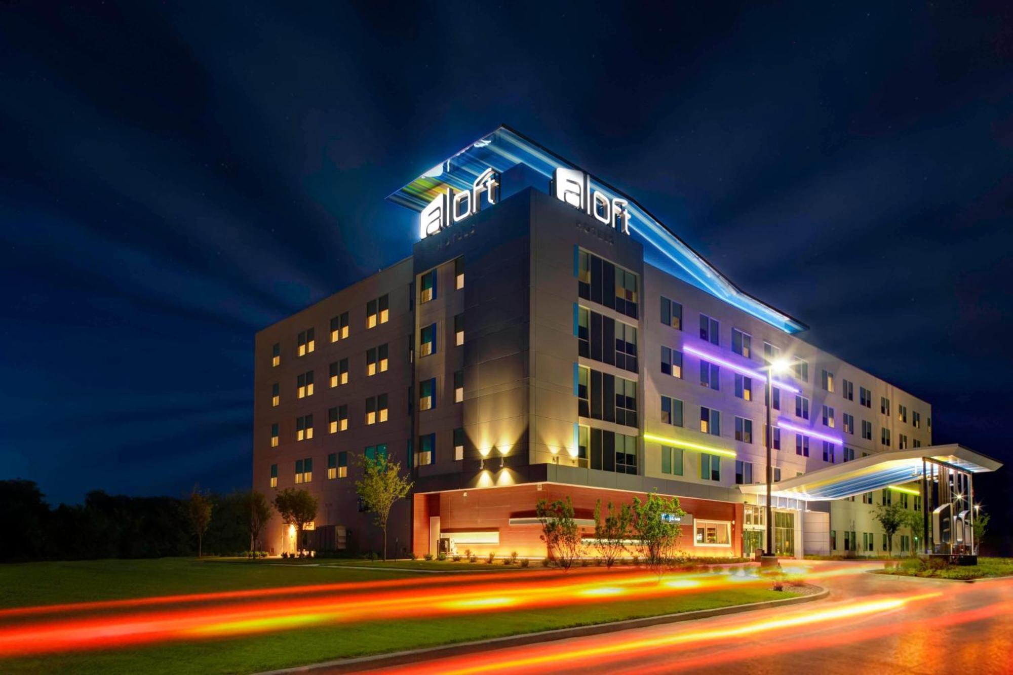 Отель Aloft Уичита Экстерьер фото