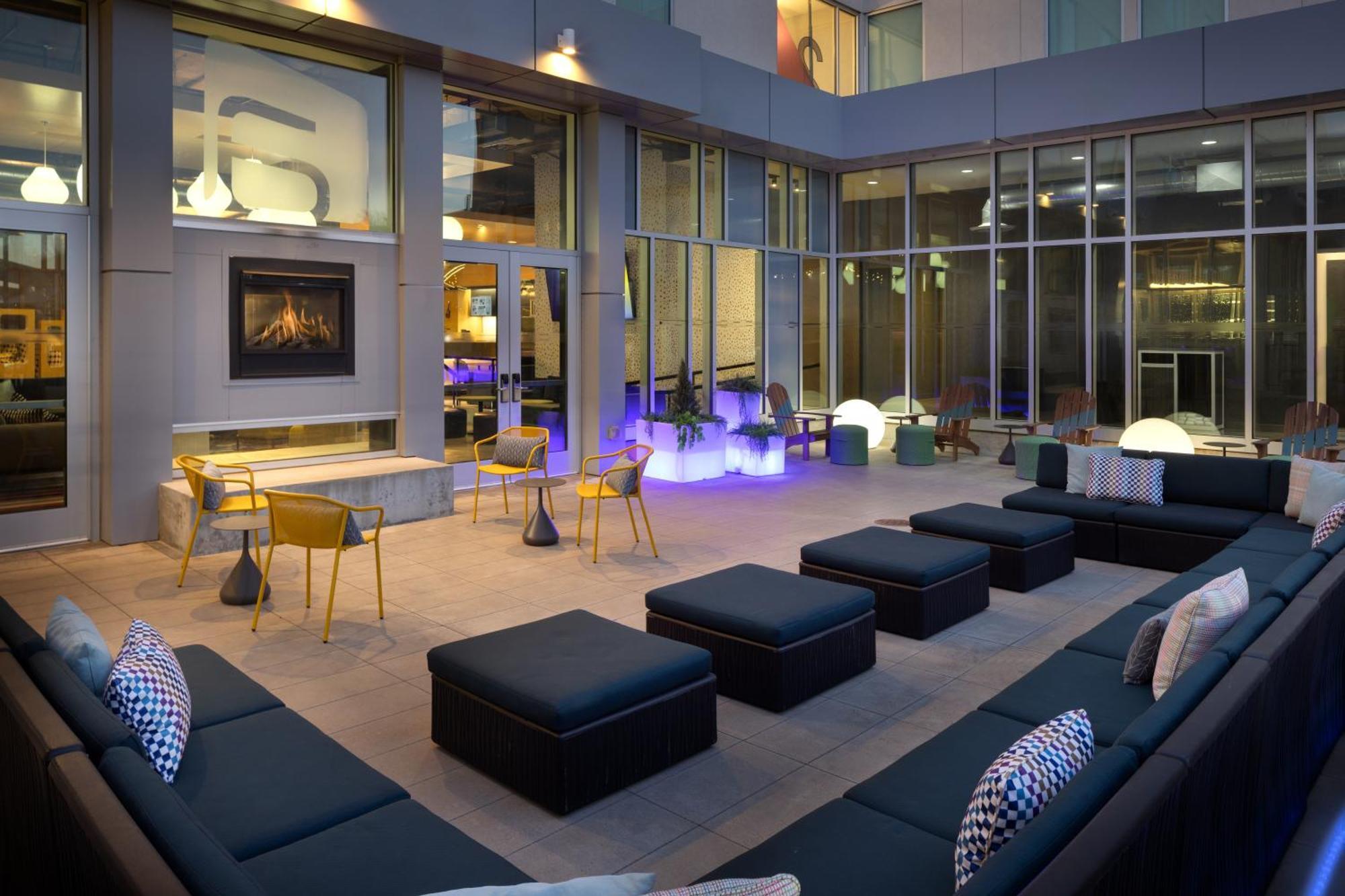 Отель Aloft Уичита Экстерьер фото