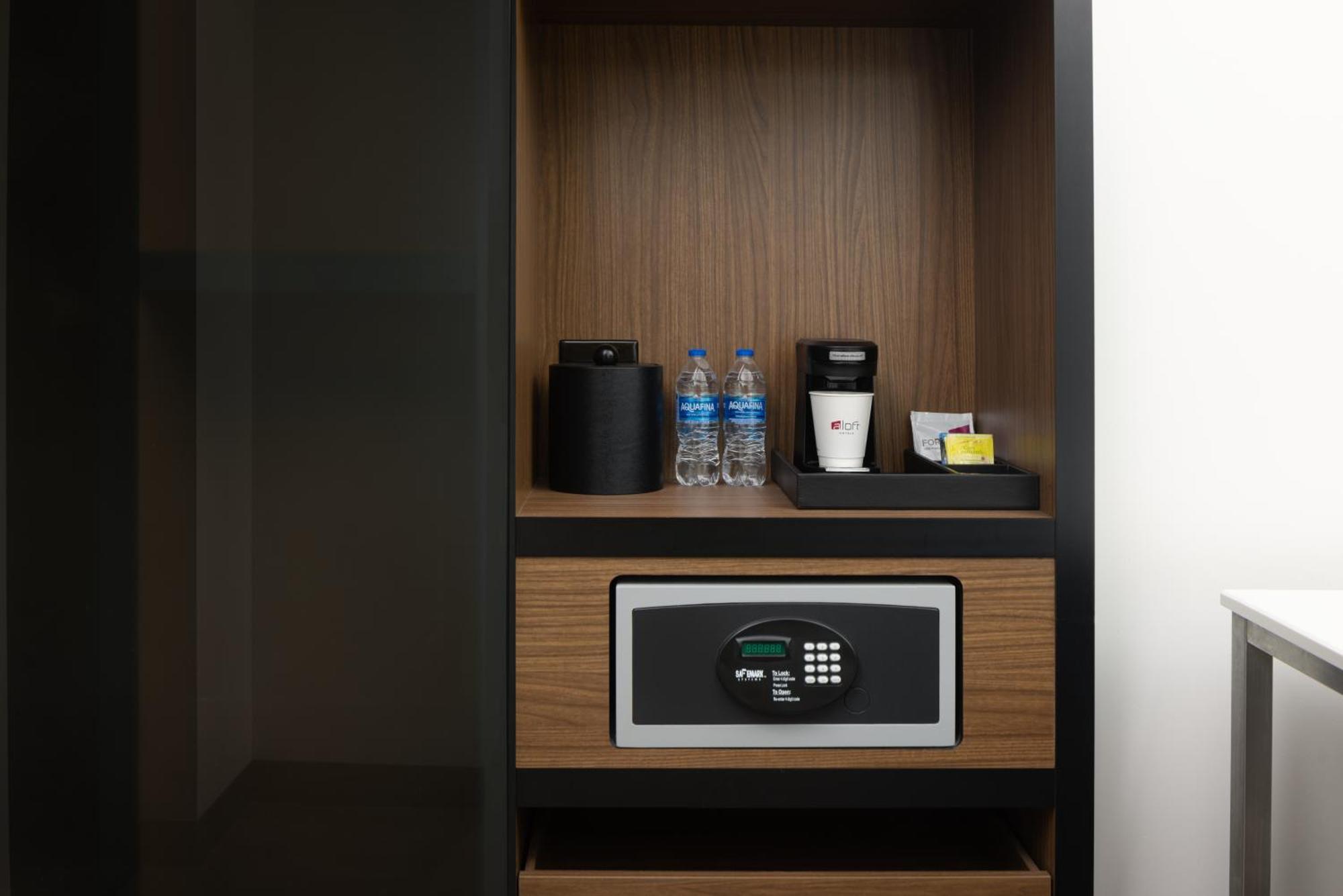 Отель Aloft Уичита Экстерьер фото